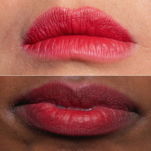 Nahaufnahme von zwei Lippenpaaren mit verschiedenen Lippenstiftfarben und Texturen.