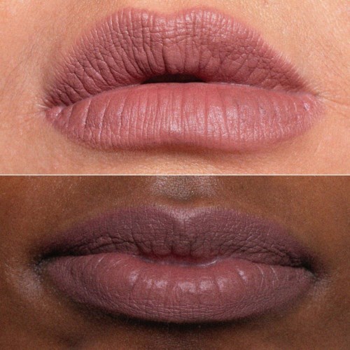 Zwei Lippenpaare, eines mit heller Haut und eines mit dunkler Haut, beide mit natürlichen, leicht geöffneten Lippen.
