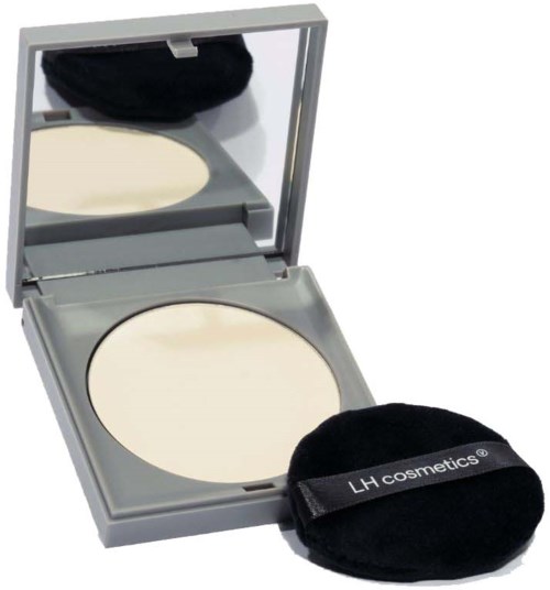 Ein kleiner Spiegel mit einem Puderpuff, beschriftet 'LH cosmetics', vor sich.