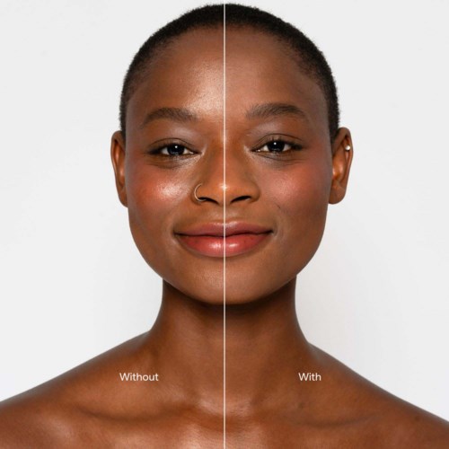 Eine Frau mit klarer, glatter Haut zeigt einen Vergleich mit und ohne Hautpflege oder Make-up.