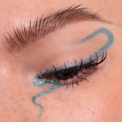 Nahaufnahme eines Auges mit blauer Glitzer-Make-up und dekorativem Linienmuster über dem Augenlid.