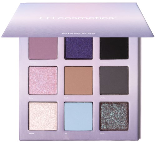 Eine Palette mit neun Lidschatten in Lila, Schwarz, Pink, Braun, Grau, Weiß, Blau und Glitter.
