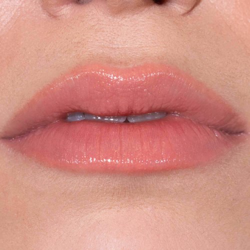 Nahaufnahme von glänzenden pinken Lippen mit einem kleinen Teil der weißen Zähne.