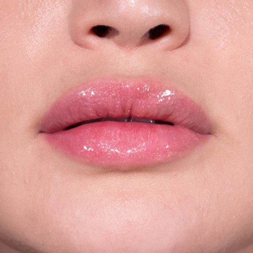 Nahaufnahme von glänzenden, pinken Lippen mit etwas Glanz und Feuchtigkeit.