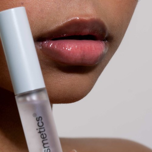 Nahaufnahme von Lippen, Person hält weißen Kosmetikstift nahe den Mund.