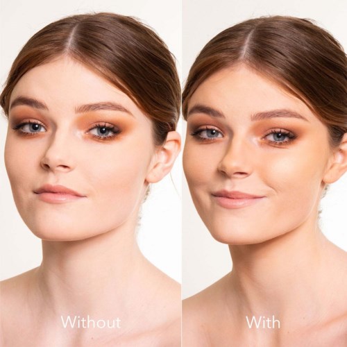 Eine Frau zeigt Vorher- und Nachher-Bilder mit Make-up, leicht lächelnd rechts und neutral links.
