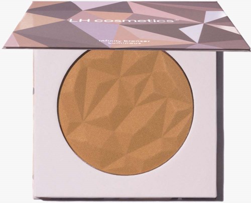 Ein Make-up-Kompakt mit einem braunen, geometrischen Muster-Highlighter in einer weißen Hülle. Der Deckel hat ein pastellfarbenes, geometrisches Design und den Markennamen "L.H cosmetics."