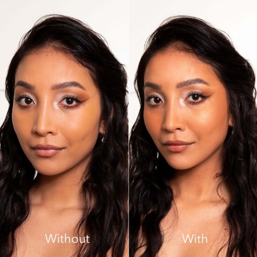 Eine Frau zeigt Make-up-Effekte auf ihrem Gesicht im Vergleich. Sie hat lange dunkle Wellenhaare und einen neutralen Hintergrund.