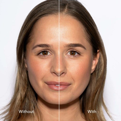 Delad bild visar en kvinnas ansikte före och efter make-up, med klarare hud och ljusare ögon på 'med'-sidan.