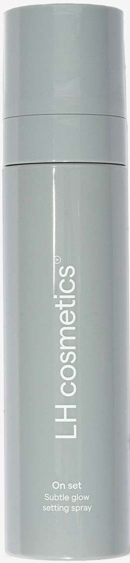 Eine lange graue Sprühflasche mit der Aufschrift 'LH Cosmetics' und 'On set subtle glow setting spray.'