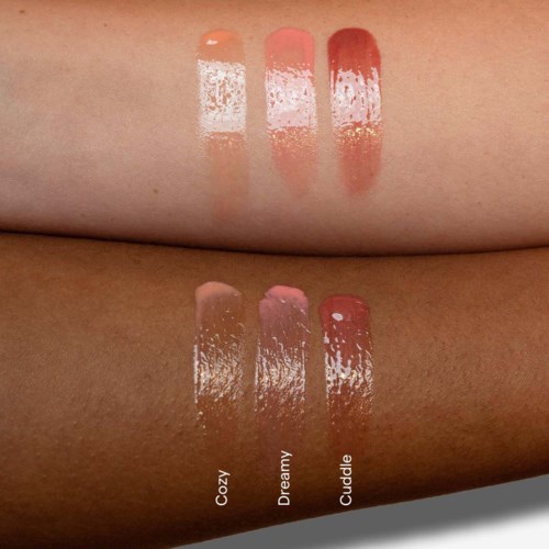 Farbproben von drei verschiedenen Lippenstiftfarben auf Haut, gekennzeichnet Cozy, Dreamy, Cuddle.
