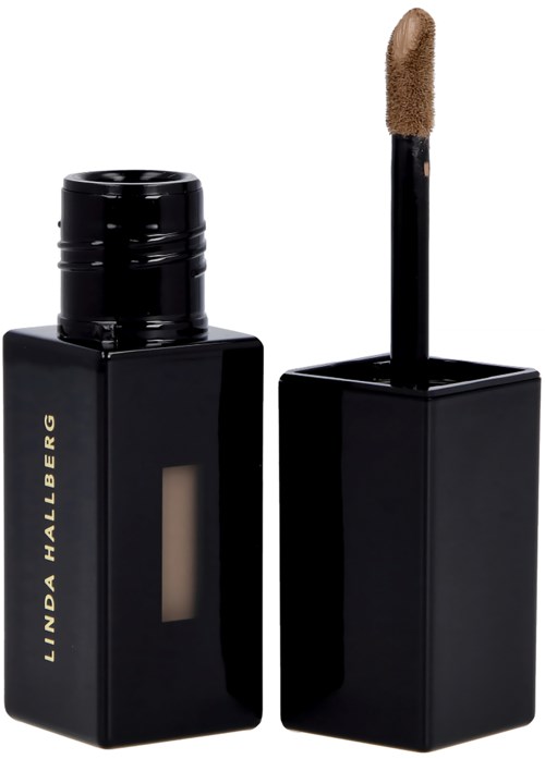 En svart flytande läppstift med inbyggd applikator, etiketten läser "LINDa HALLBERG" och applikatorns spets är beige-brun.