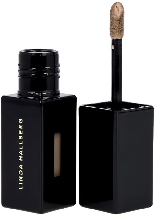 Zwarte vloeibare eyeliner fles met kwast, gelabeld "LIND A HALLBERG."