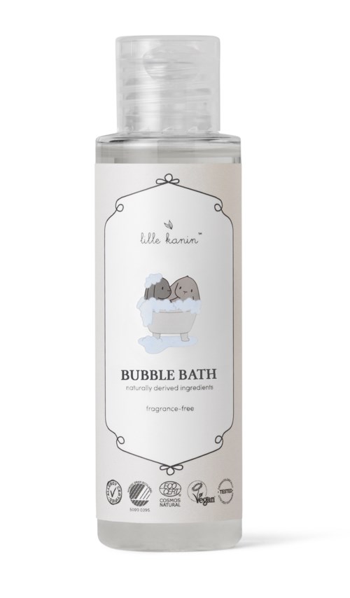 En klar plastflaska med en vit etikett som visar söta djur, märkt 'Bubble Bath,' med symboler för naturliga och veganska ingredienser.