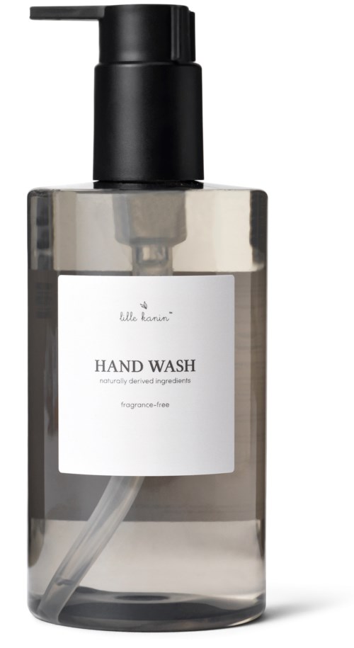 Läpinäkyvä muovipullo mustalla painikkeella, etiketti 'Hand Wash' luonnollisista ainesosista.