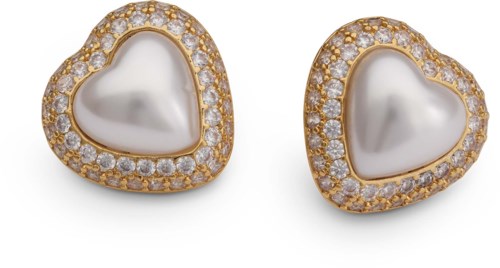 Heart-shaped earrings with pearls, surrounded by small diamonds and gold edges.
