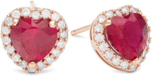 Ohringe aus Roségold mit großen roten herzförmigen Steinen und kleinen Diamanten.