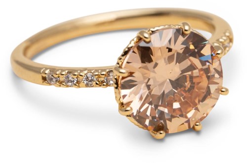 En guldring med en stor persikofärgad ädelsten och små diamanter på bandet.