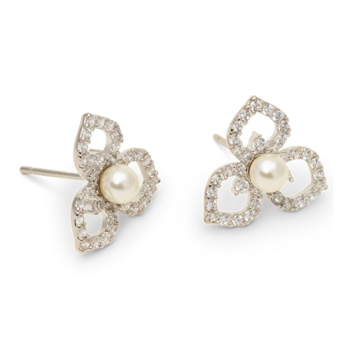 Elegant øredobber med perlemidte og blomsterdesign pyntet med små diamanter.