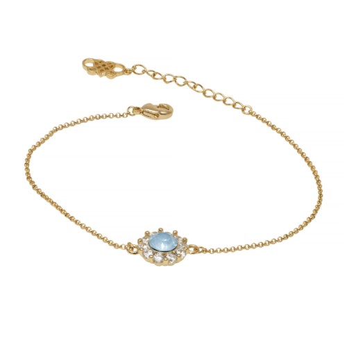 Een gouden armband met een blauwe edelsteen en kleine heldere stenen. Het heeft een verlengketting met een sluiting.