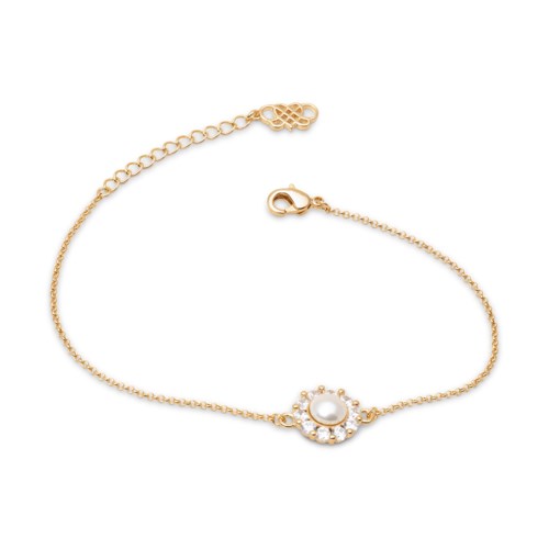 Gouden armband met een witte parel en kleine glinsterende stenen in een cirkelvormig ontwerp.