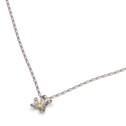 Ett silverhalsband med en fjärilsformad hänge och små glittrande stenar.