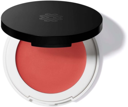 En rund beholder med rosa blush og svart lokk med logo på.