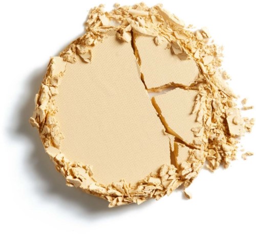 Knekt beige pudder med en grov, knust overflate og spredte biter rundt den.