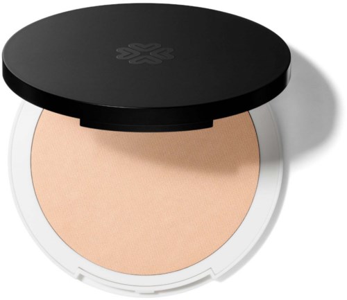 Komprimert beige pudder i sort lokk med logo på toppen.