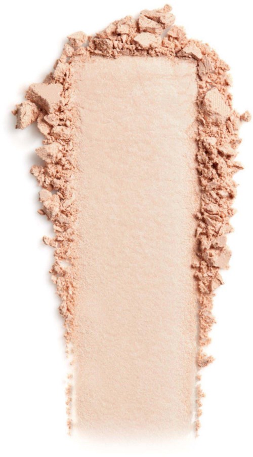 Lys beige pudderskygge med myk tekstur, spredd i rektangulær form med knuste kanter.