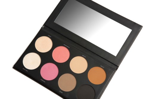 Eine Make-up-Palette mit neun Puder in verschiedenen Farbtönen und einem Spiegel.