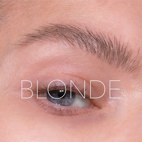 Närbild av ett blått öga med ljusa ögonbryn, med ordet "BLONDE" överlagt.
