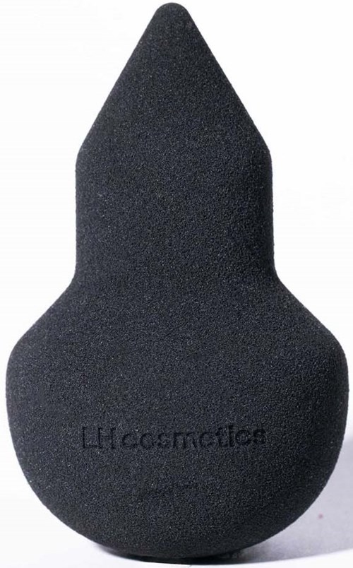 Ein schwarzer Make-up-Schwamm mit dem Aufdruck 'LiiCosmetics'. Er hat eine Tränenform mit spitzer Spitze und runder Basis.