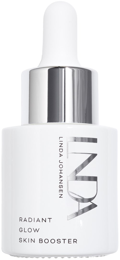 En hvit hudpleieflaue med pipette har sølvdetaljer og tekst som sier 'Lindah Johansen Radiant Glow Skin Booster.'