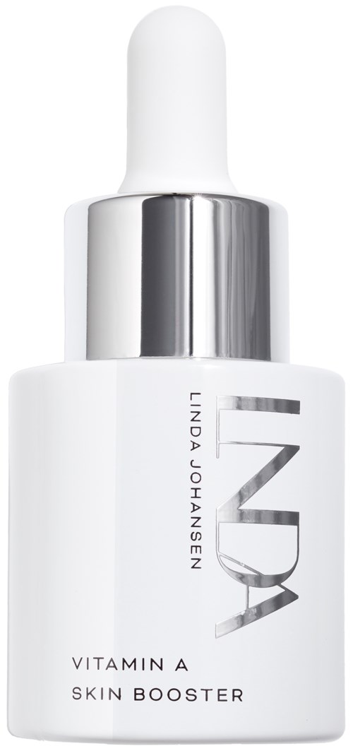 En hvit flaske med dråpetappingslokk, merket 'Linda Johansen Vitamin A Skin Booster' med sølvdetaljer.