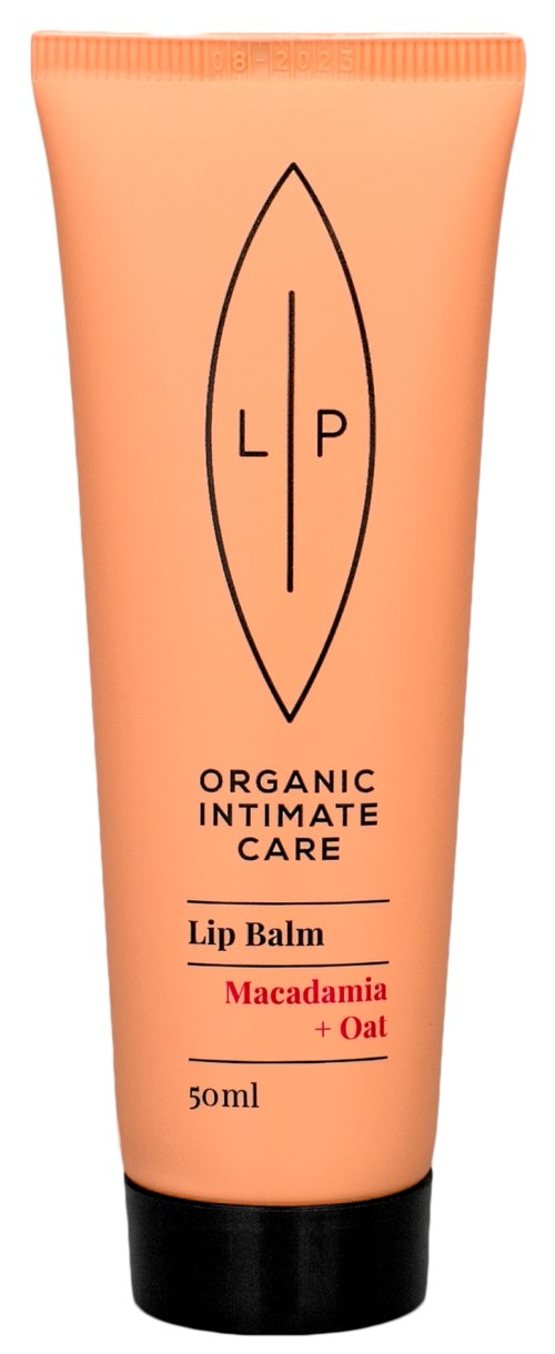 Eine apricotfarbene Tube mit schwarzem Deckel, beschriftet "Organic Intimate Care" und "Lip Balm Macadamia + Oat".
