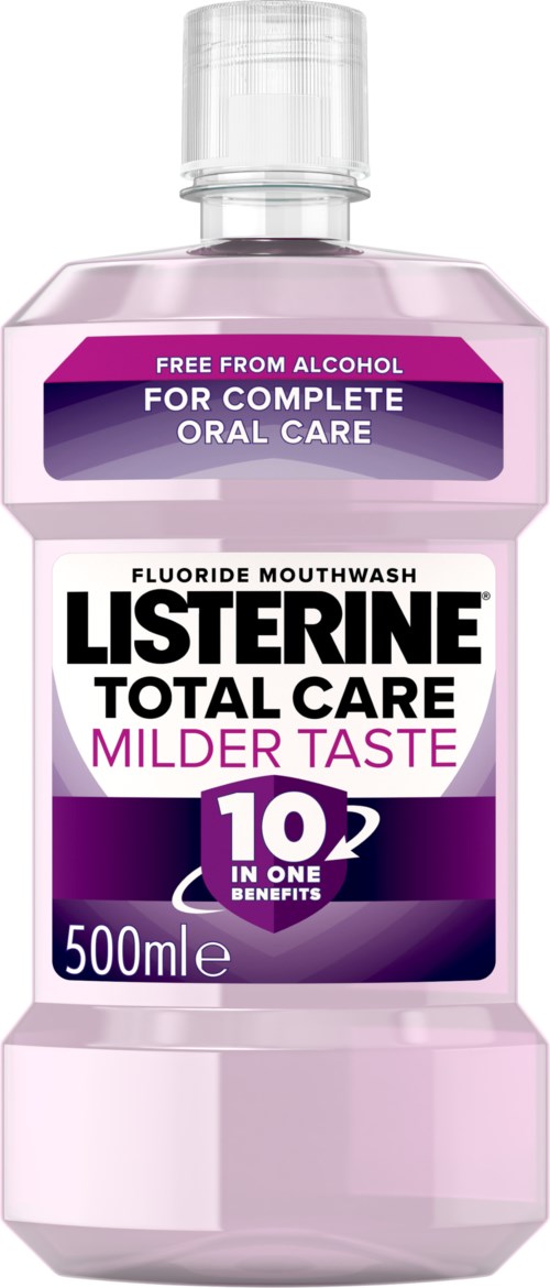 Eine Listerine- Mundspülflasche mit lila, weißer und schwarzer Etikette, betont, dass sie alkoholfrei ist und 10 Vorteile bietet.