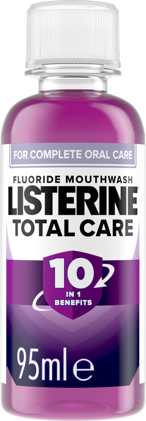 Eine kleine lila Flasche Listerine Mundspülung, 95 ml, mit weißem Deckel und Etikett, die Vorteile und Anwendung zeigt.