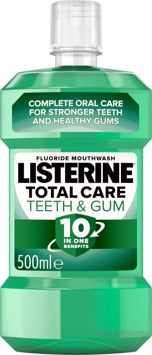 Eine grün-weiße Flasche Listerine Mundspülung für Zähne und Zahnfleisch mit klarem Verschluss und Vorteilshighlight.