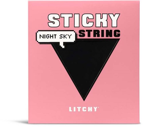 Textbasert logo med rosa bakgrunn, svart trekant og ordene: STICKY, STRING, NIGHT SKY, LITCHY.