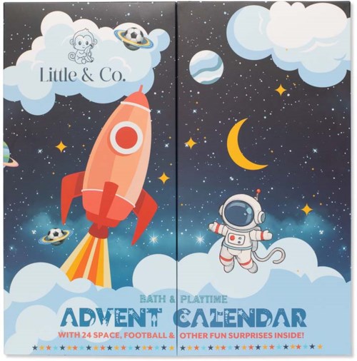 Färgglad rymdtema-kaffskydd med raket, astronaut, planeter, stjärnor, moln och texten Little & Co. och ADVENT CALENDAR.