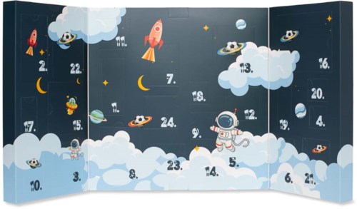 En julkalender med rymdtema, inkluderar raketer, planeter, moln, stjärnor och en astronaut med numrerade dörrar.