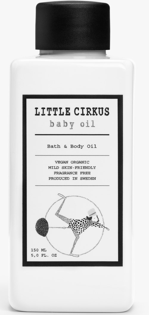 Een witte fles met zwarte dop met label 'Little Cirkus baby oil,' met een speelse tekening van een turner en productinformatie.