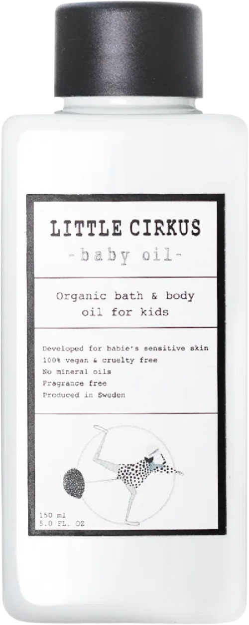 Een witte fles met zwarte dop, met label 'LITTLE CIRCUS baby oil' voor kinderhuid, vrij van geurstoffen en dierlijke ingrediënten.