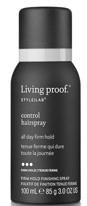 En svartvit burk med Living proof control hårspray. Det är en stylingprodukt med stark hold.