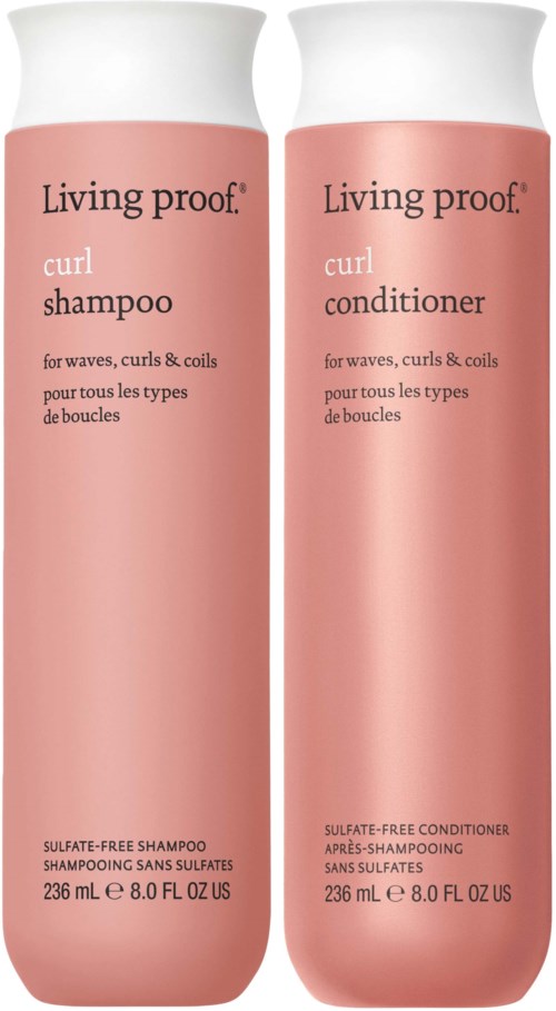 Kaksi vaaleanpunainen pulloa, joissa lukee Living proof curl shampoo ja hoitoaine kiharoille hiuksille. Ne ovat sulfaatittomia, 8 oz.
