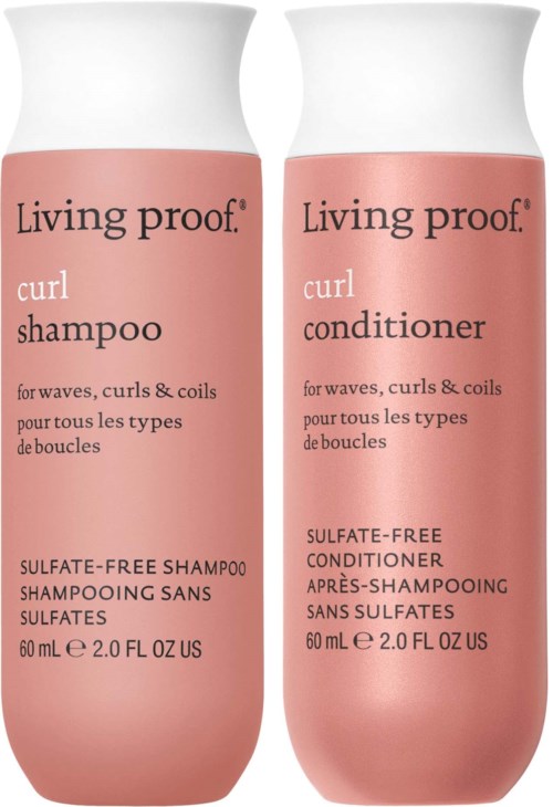 Kaksi vaaleanpunaisia pulloja, merkinnällä Living proof curl shampoo ja hoitoaine, tarkoitettu aaltoihin ja kiharoihin. Molemmat sulfaatittomia, 60 ml.