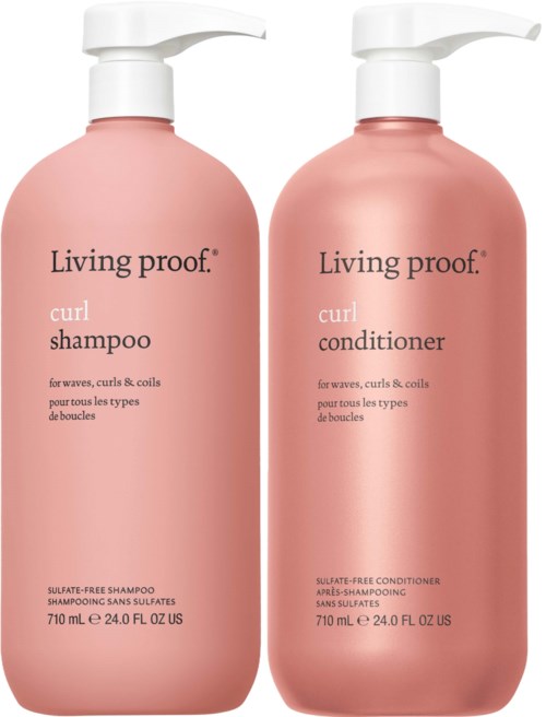 Kaksi vaaleanpunaista Living Proof -sarjan kihara-shampoota ja hoitoainetta, kumpikin 710 ml, valkoisilla pumppupäillä.
