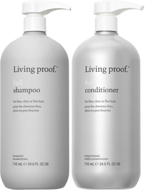 Kaksi valkoista pulloa, joissa lukee 'Living proof full shampoo ja hoitoaine', seisovat vierekkäin. Ne ovat hiustenhoitoon.