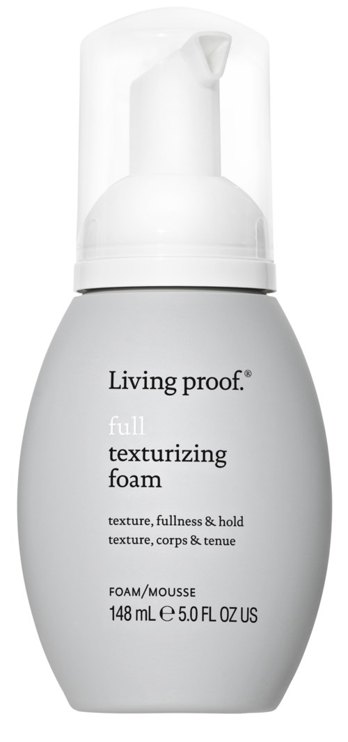 Living proof full texturizing foam -pullo, jossa valkoinen korkki ja harmaa runko, sisältää tuotetiedot etikettissä.